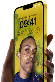 Imagem de uma mão segurando um iPhone 14 Plus amarelo com a Tela Bloqueada personalizada.